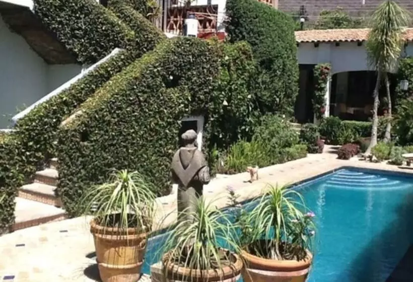 Hotelli Casa Flores Bed & Breakfast
