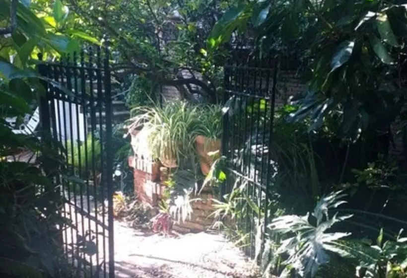 Hotelli Casa Flores Bed & Breakfast