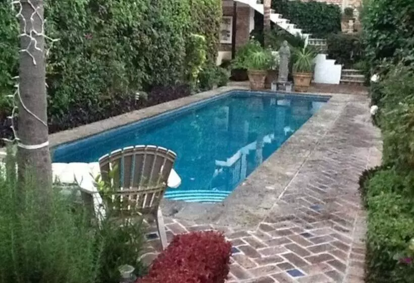 Hotelli Casa Flores Bed & Breakfast