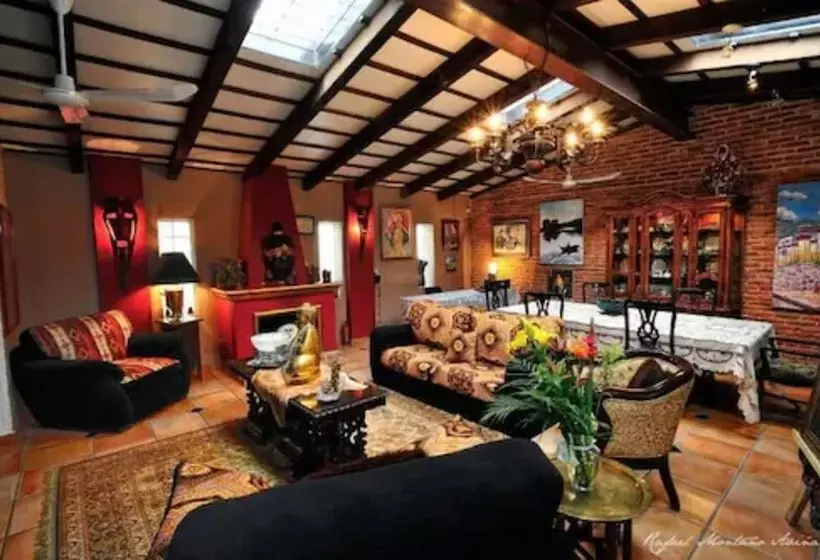 Hotelli Casa Flores Bed & Breakfast