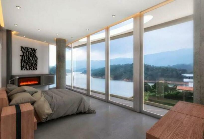 تختخواب و صبحانه The Elemynt Mansion