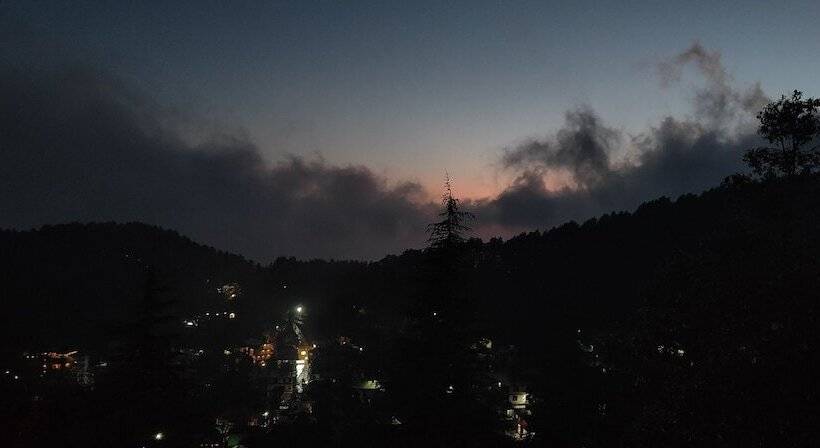 تختخواب و صبحانه The Unmad