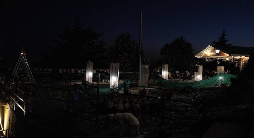 تختخواب و صبحانه The Unmad