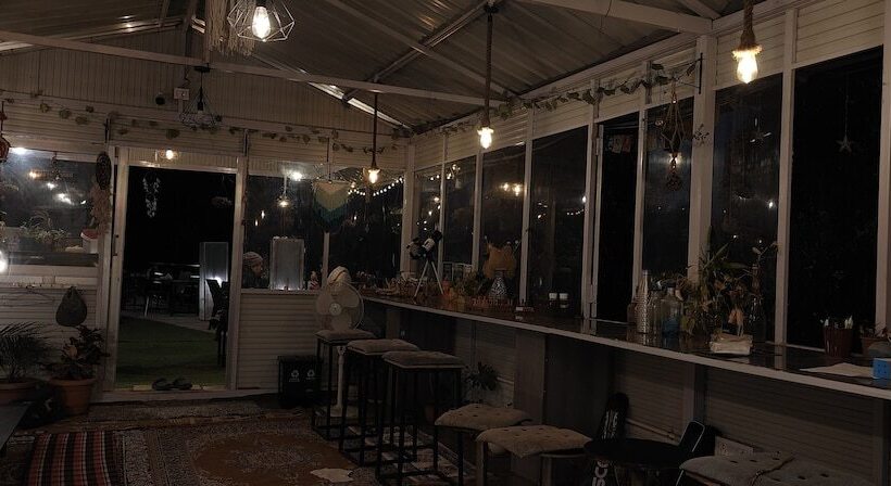 تختخواب و صبحانه The Unmad