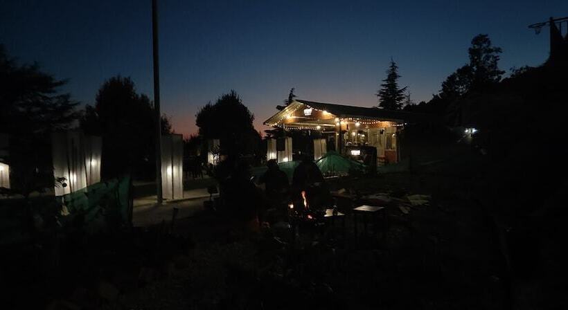 تختخواب و صبحانه The Unmad