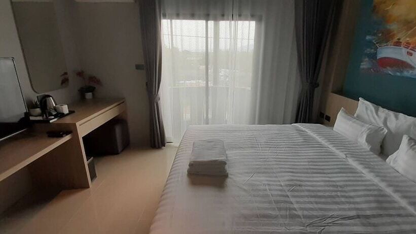 ホテル Dhanakarn5