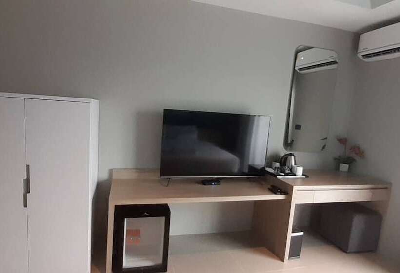 ホテル Dhanakarn5