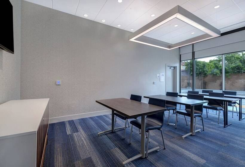 בית מלון כפרי Holiday Inn Express & Suites   Glendale Downtown