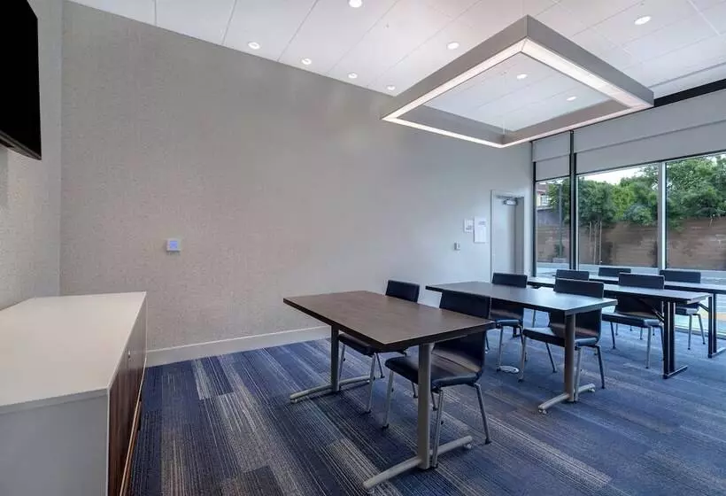 Hotelli Holiday Inn Express & Suites   Glendale Downtown