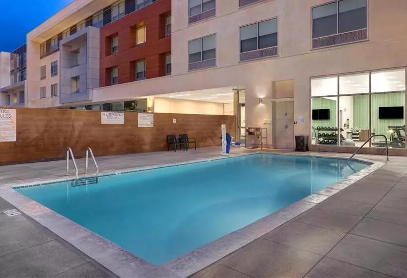 Hotelli Holiday Inn Express & Suites   Glendale Downtown
