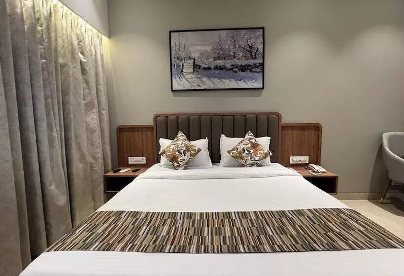 Hotelli Rudra Shelter Business