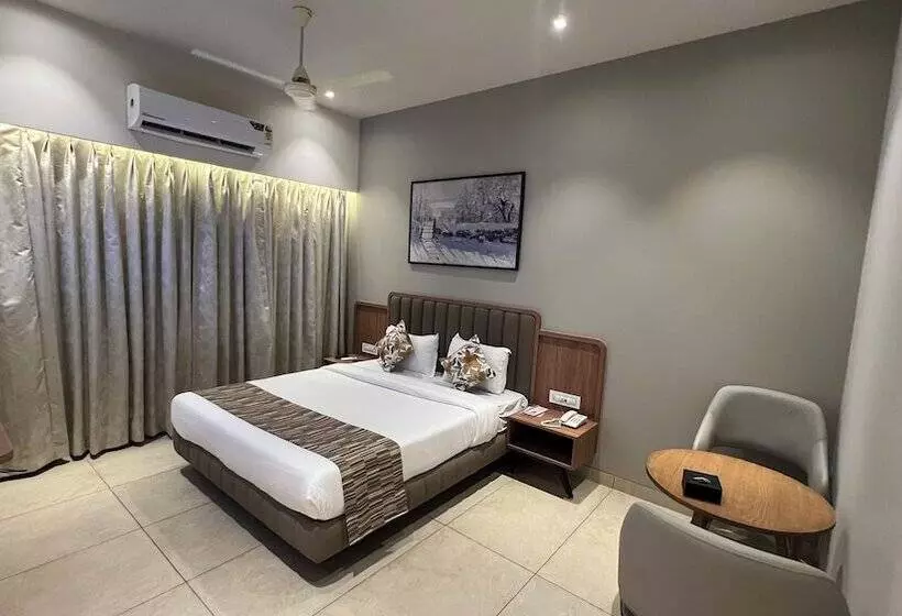 Hotelli Rudra Shelter Business