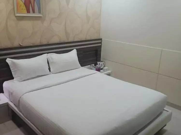 Hotelli Rudra Shelter Business