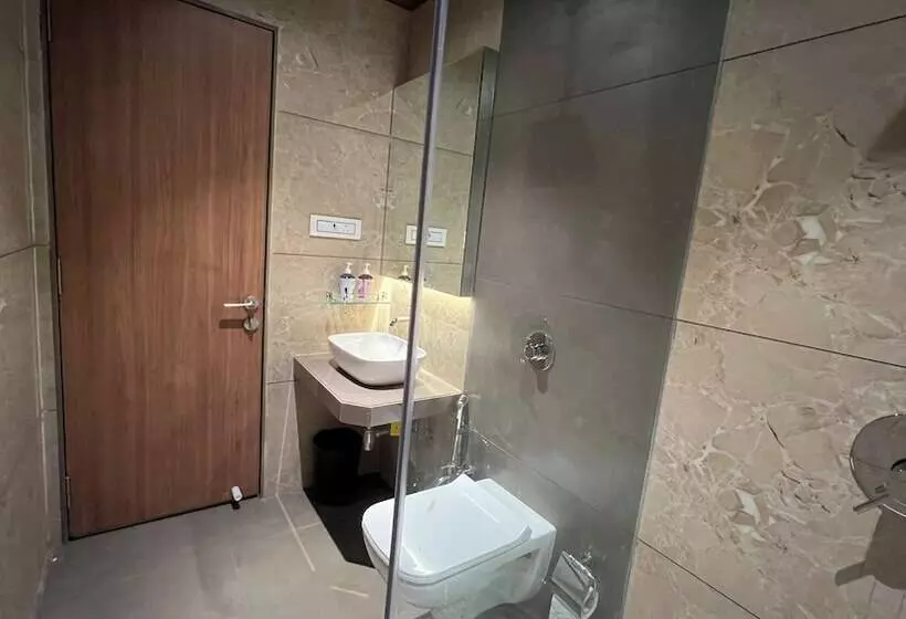 Hotelli Rudra Shelter Business