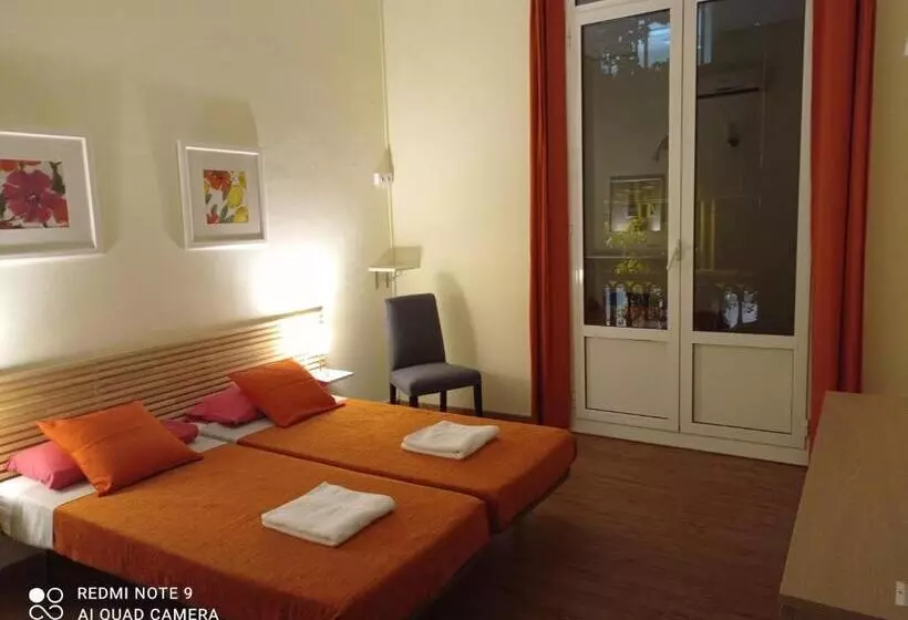 هاستل Barcelona Central Garden Hostal