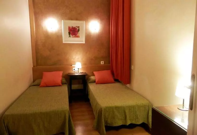 هاستل Barcelona Central Garden Hostal