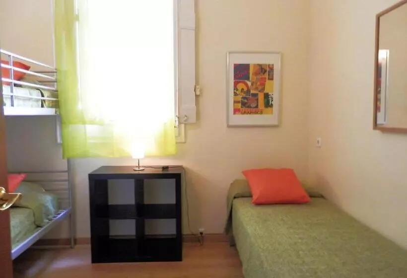 هاستل Barcelona Central Garden Hostal