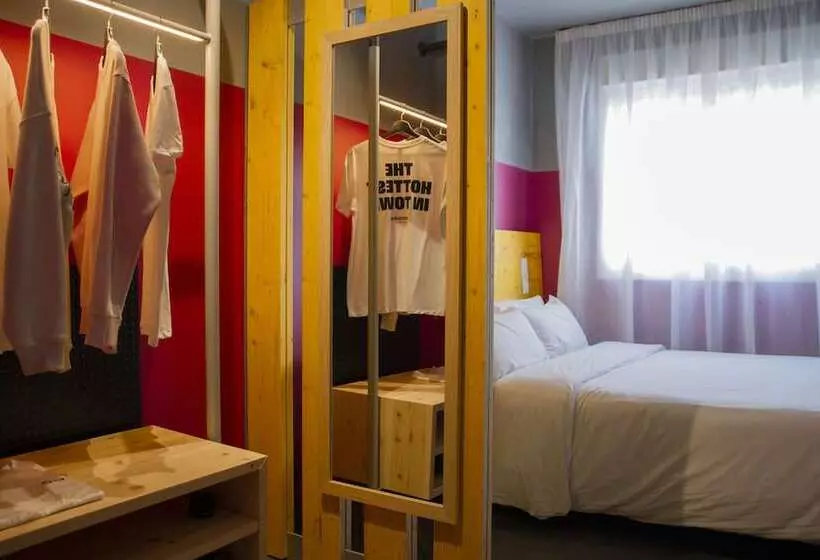 Room00 Valencia Hostel