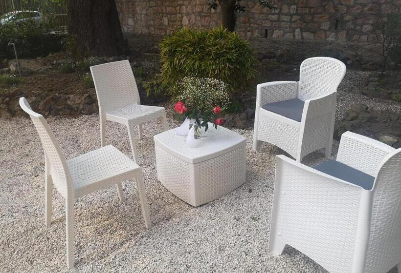 تختخواب و صبحانه Hortensia Garden