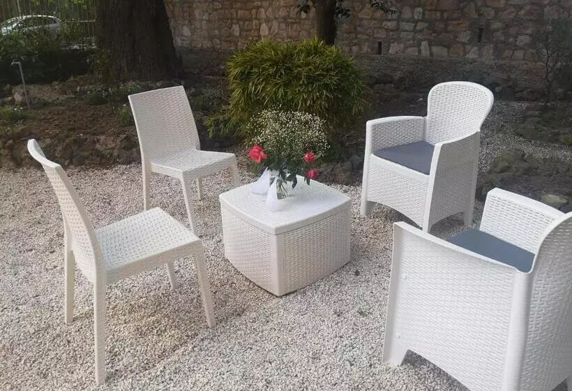 تختخواب و صبحانه Hortensia Garden