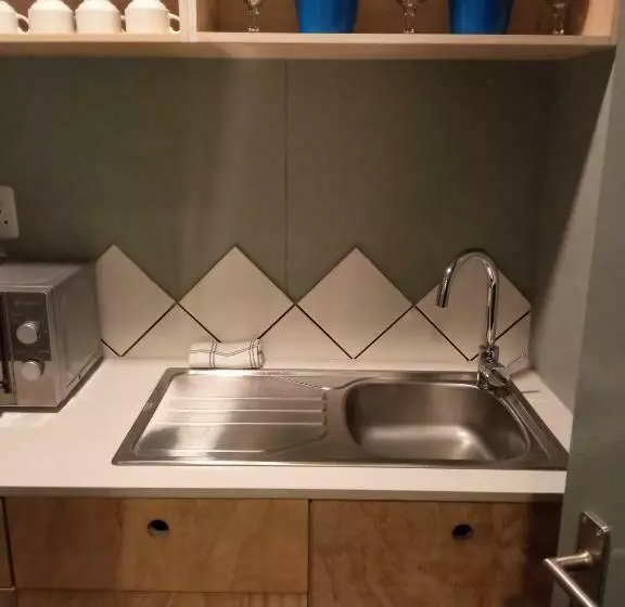 ホテル Maboneng City Building Free Wifi And Swimming Pool