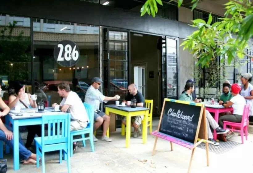 ホテル Maboneng City Building Free Wifi And Swimming Pool