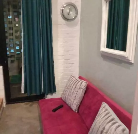 ホテル Maboneng City Building Free Wifi And Swimming Pool