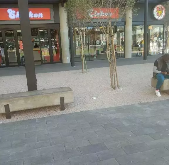 ホテル Maboneng City Building Free Wifi And Swimming Pool