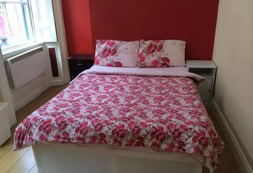 هتل The Apache Hostel