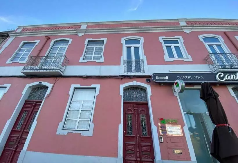 تختخواب و صبحانه Canto Doce