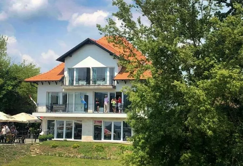 Aamiaismajoitus (B&B) Duna P Art Panzió