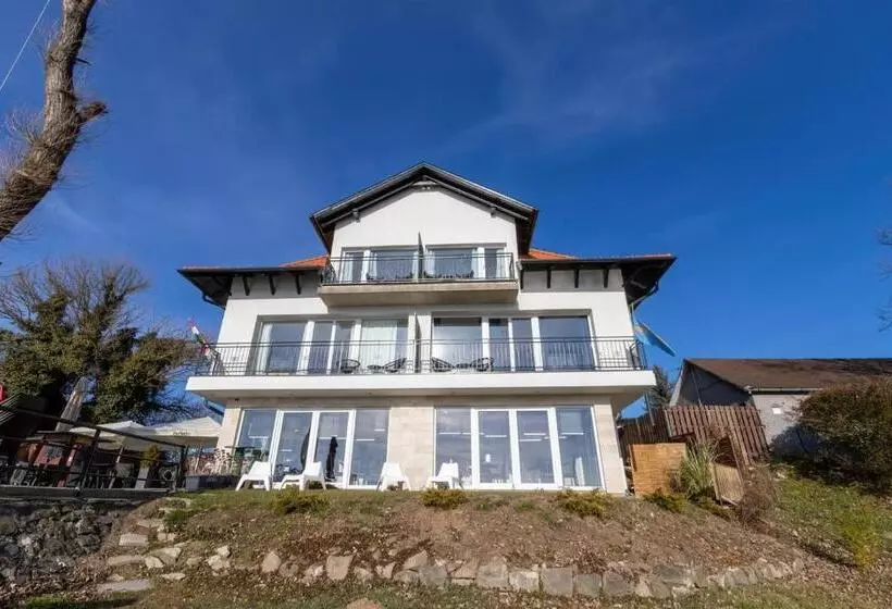 Aamiaismajoitus (B&B) Duna P Art Panzió