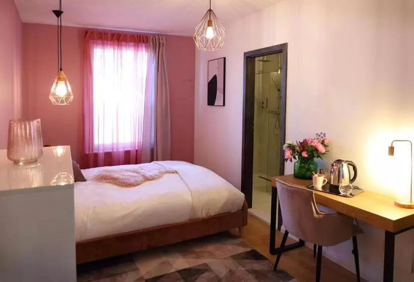 Aamiaismajoitus (B&B) Duna P Art Panzió