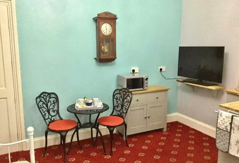 Majatalo The Old School House