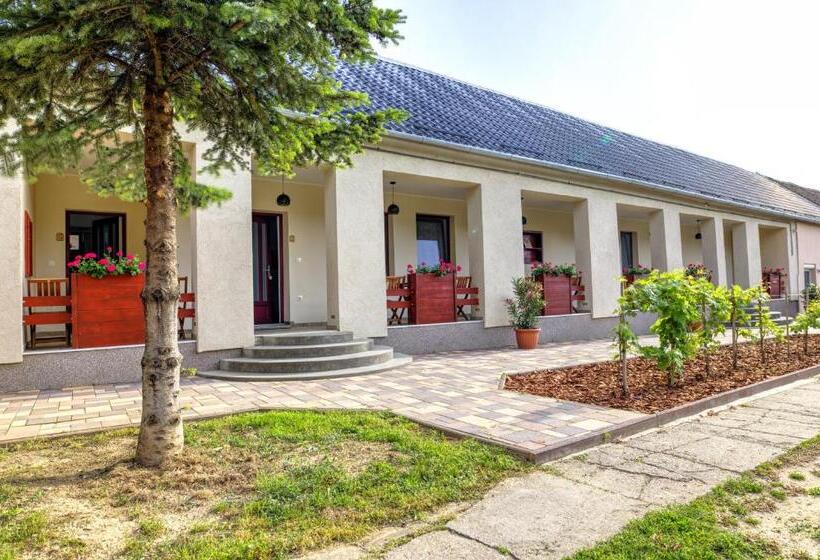 צימר Adamkó Borkert Ház