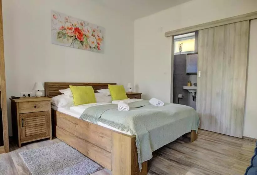 Aamiaismajoitus (B&B) Adamkó Borkert Ház