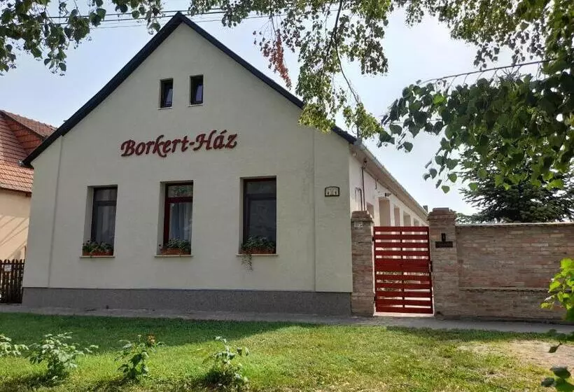 Aamiaismajoitus (B&B) Adamkó Borkert Ház