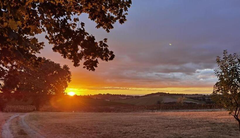 צימר Les Hauts De Grazac, Chambres Et Tables D Hôtes
