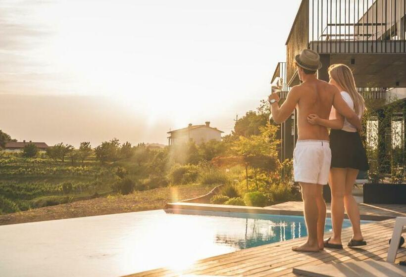 مبيت وإفطار Tavarneta Estate