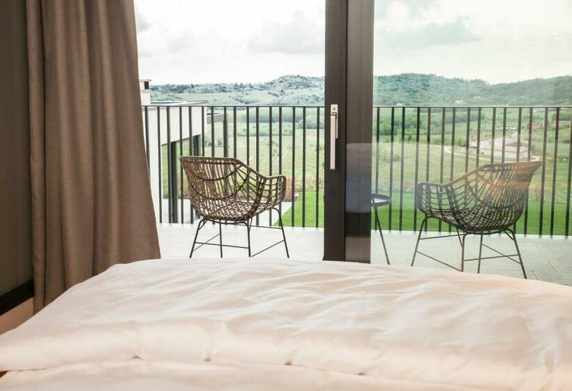 مبيت وإفطار Tavarneta Estate