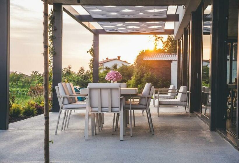 مبيت وإفطار Tavarneta Estate