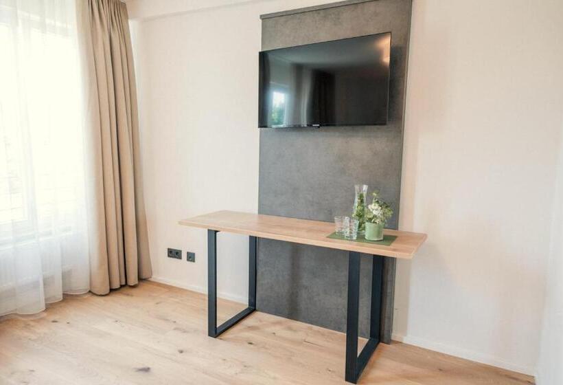 פנסיון Das Hölderlein   Altstadt