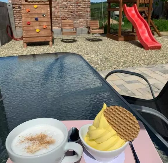 پانسیون Café De La Crème