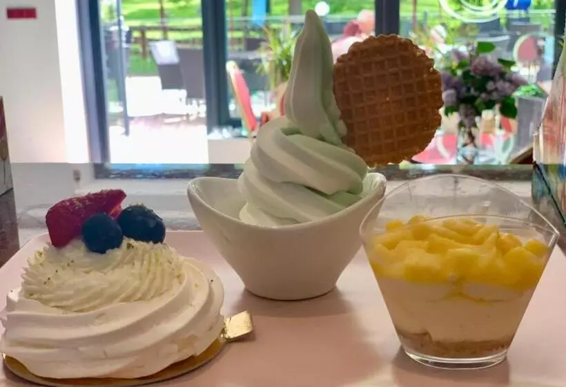 پانسیون Café De La Crème