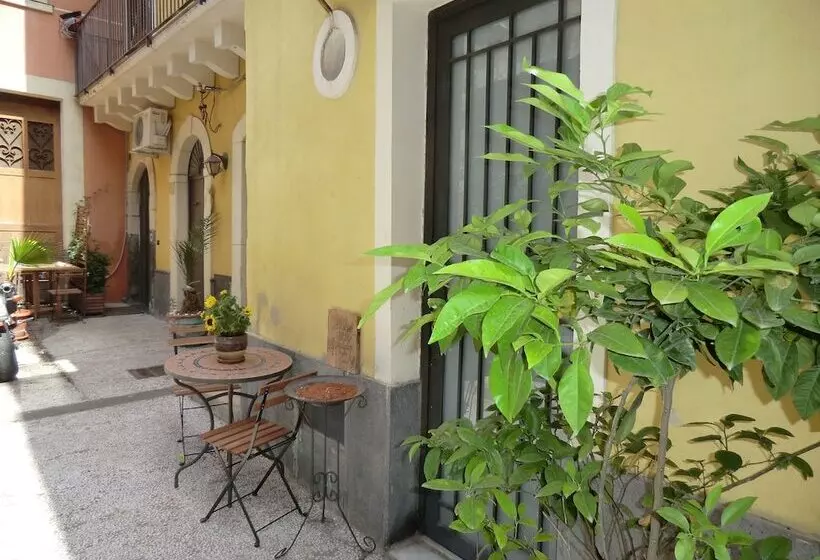 تختخواب و صبحانه Globetrotter Catania