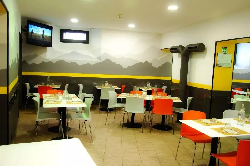 مسافرخانه Roma Scout Center