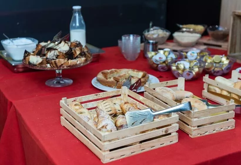 مسافرخانه Roma Scout Center