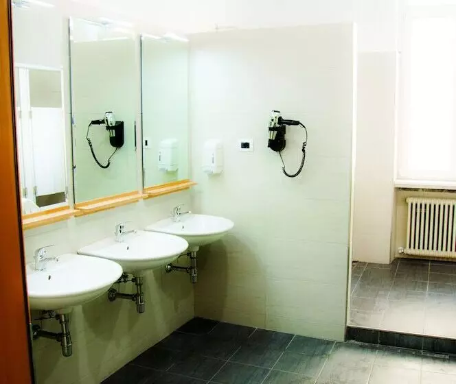 مسافرخانه Roma Scout Center