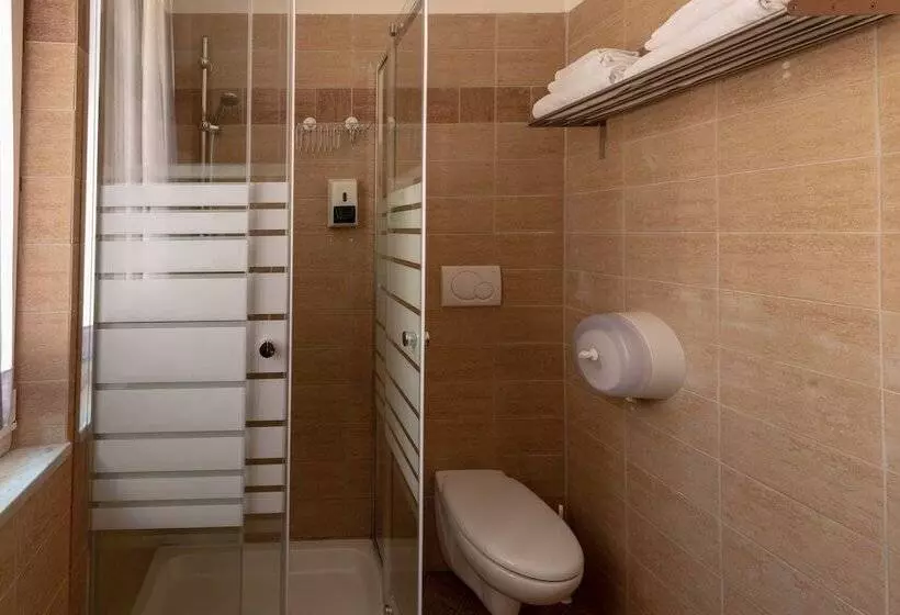 مسافرخانه Roma Scout Center