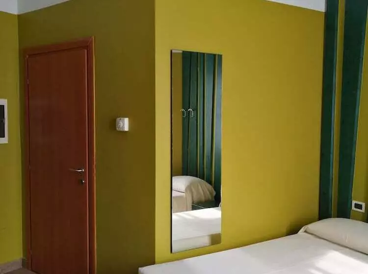 مسافرخانه Roma Scout Center